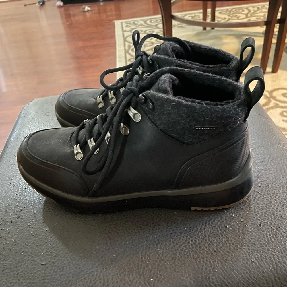 Men Ugg Olivert Waterproof Hiking Boots Size 7 black leather wool fleece lace up